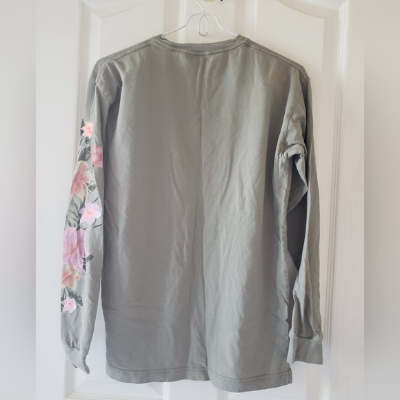 A greenish color PINK Victoria's Secret long sleeve tshirt - Picture 2 of 5